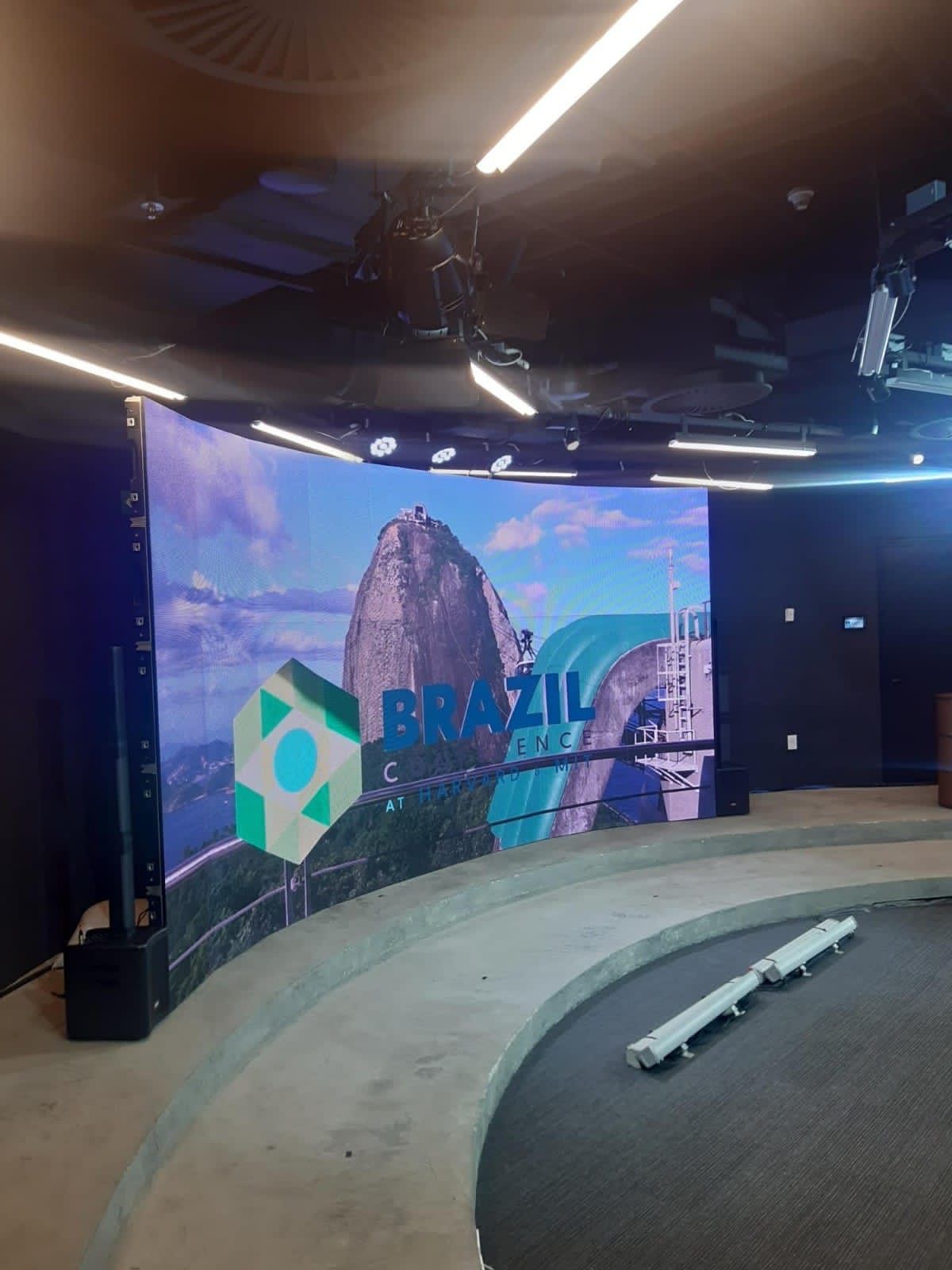 Aluguel de Painel de LED curvo flexível no Brazil Conference (Harvard & MIT).