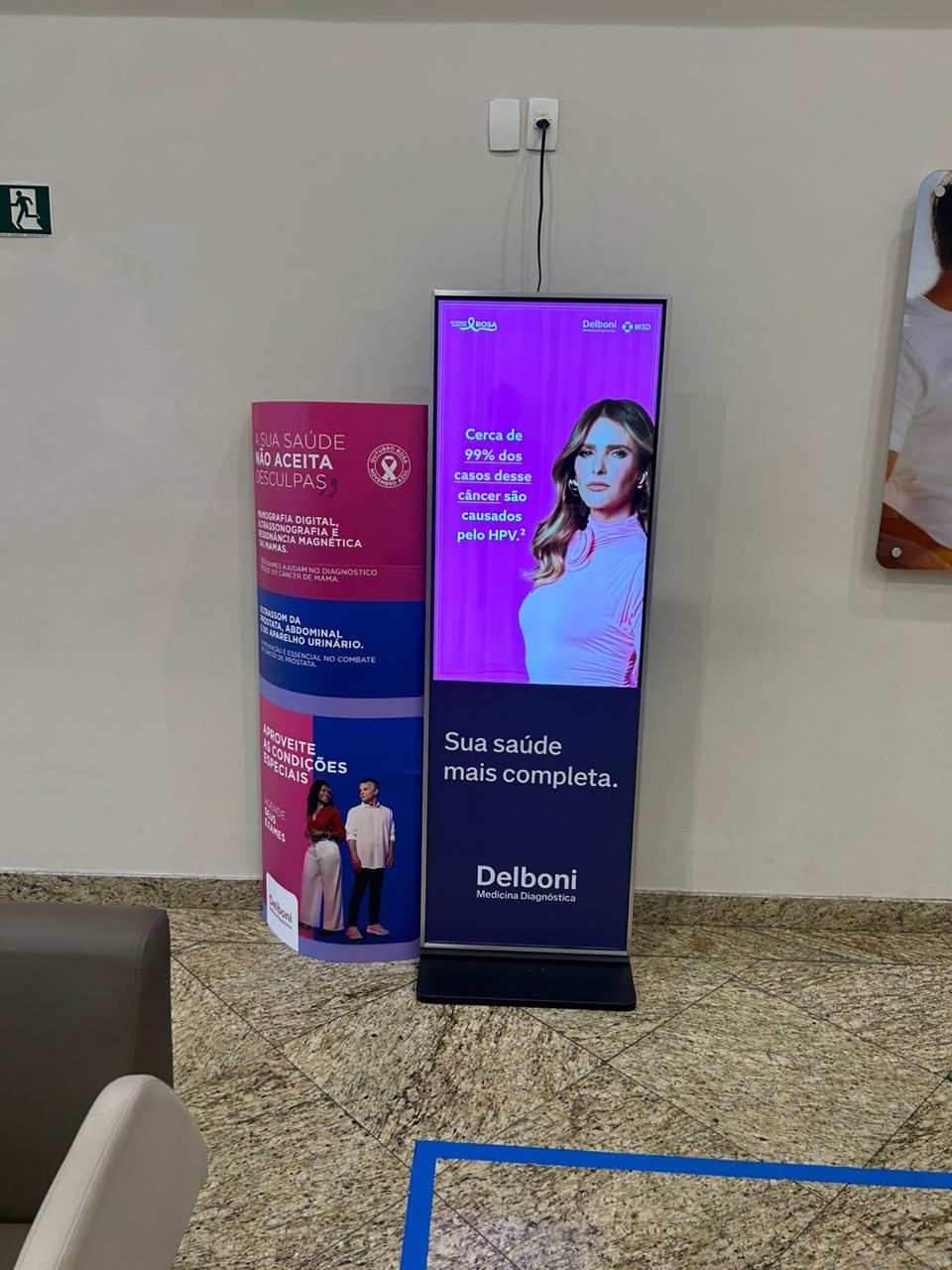 Totem Touchscreen 43 polegadas da Libra Eventos em funcionamento na recepção dos Laboratórios DASA.